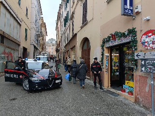 Furti e prelievi da bancomat rubati: due arresti a Jesi